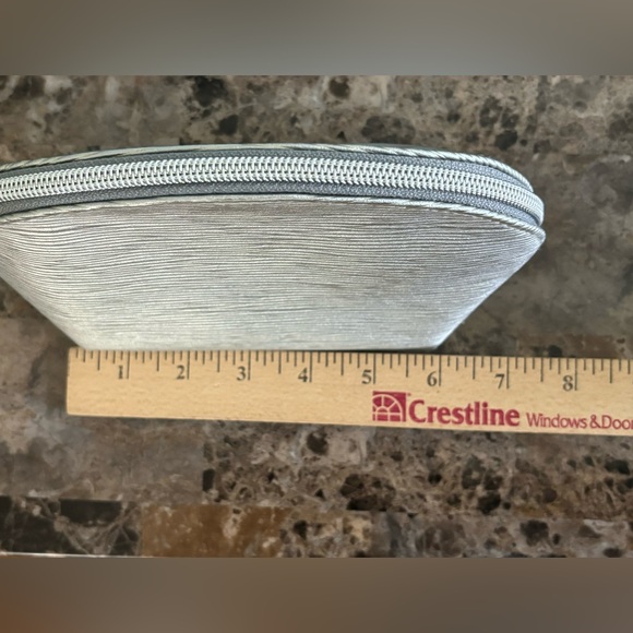 Neostrata Cosmetic Bag Small Silver Zip Closure Beauty Accessories Makeup New - Picture 5 of 6